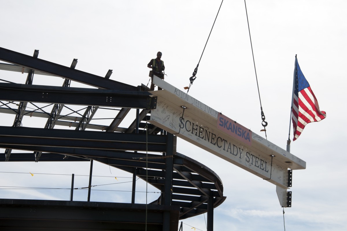 A crane lifts the steel beam that will top out expanded UConn Health academic building. (Janine Gelineau/UConn Health)